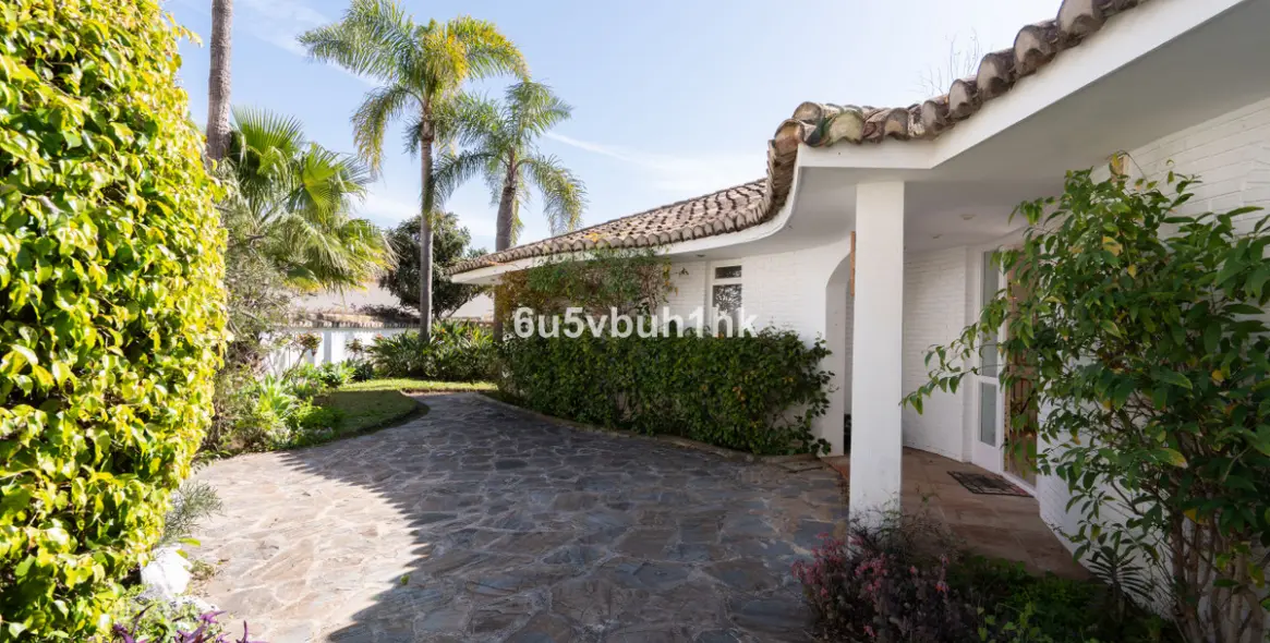 Sale of detached villa in Calahonda 28