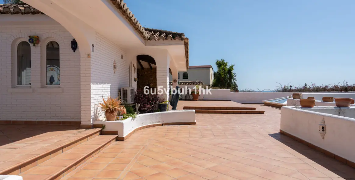 Sale of detached villa in Calahonda 30