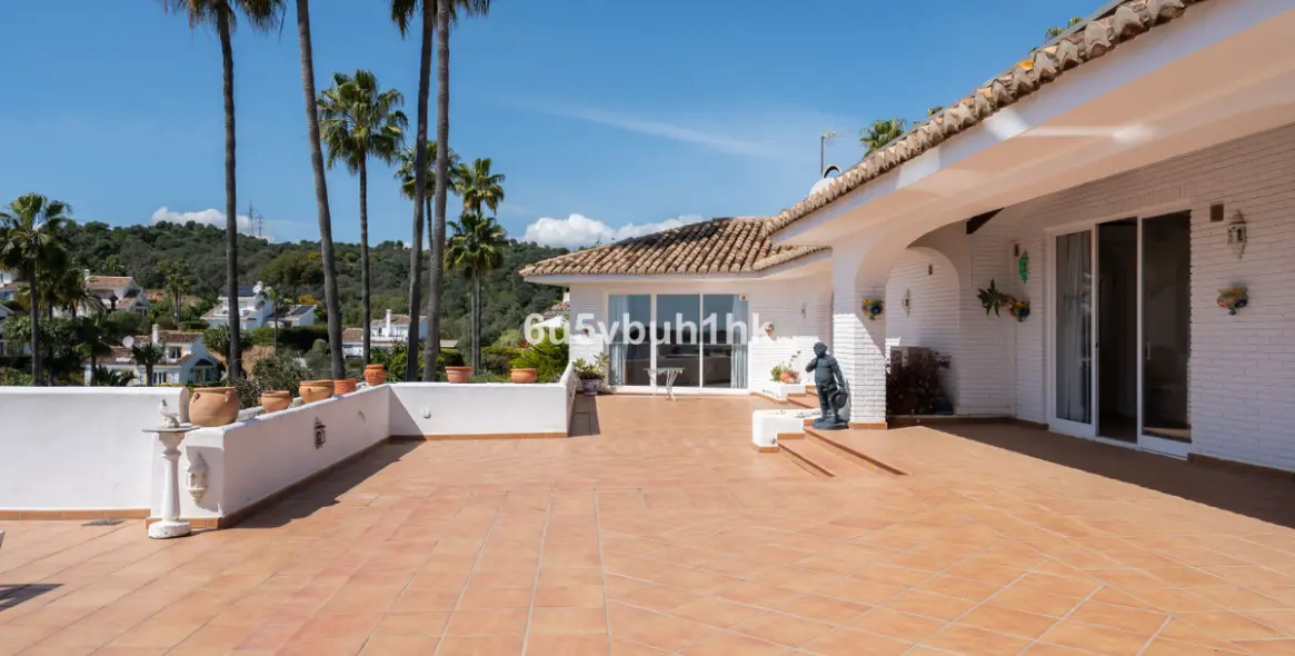 Sale of detached villa in Calahonda 31