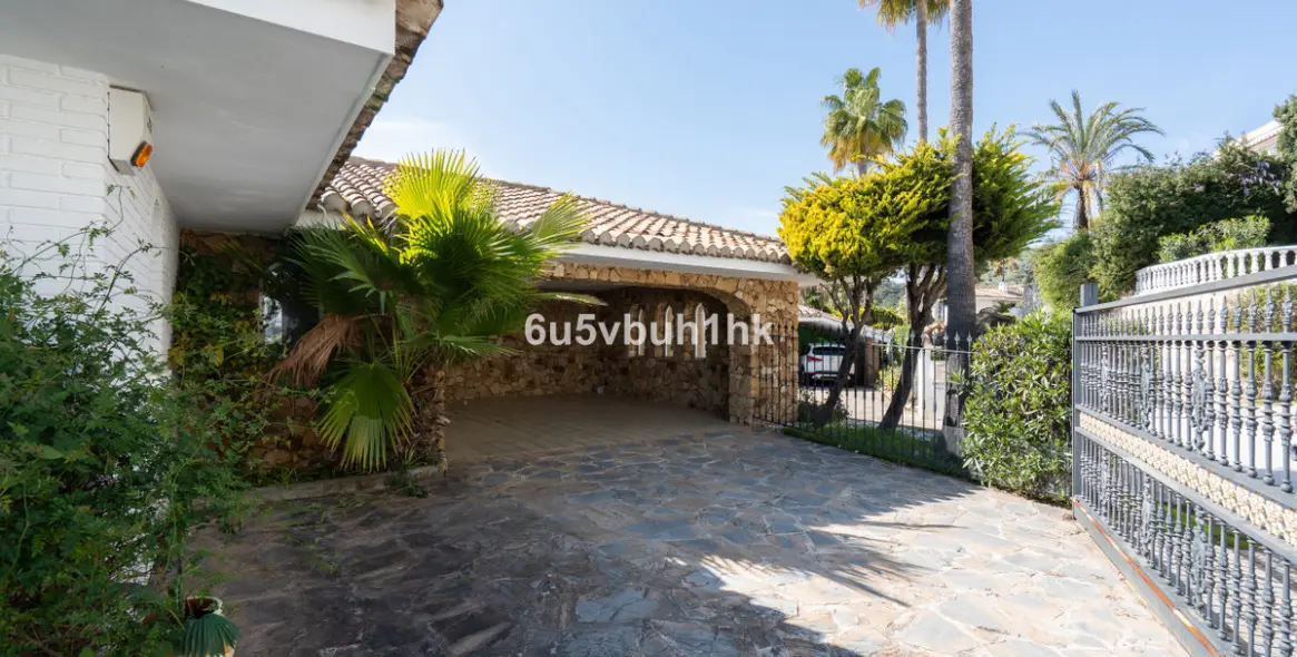 Sale of detached villa in Calahonda 32