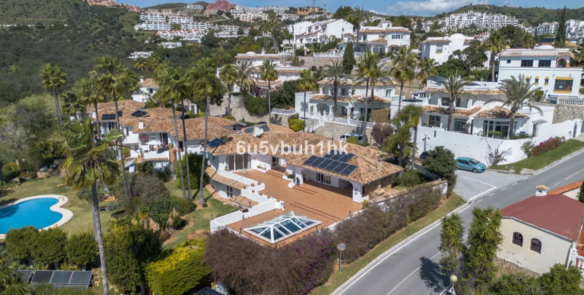 Sale of detached villa in Calahonda 33