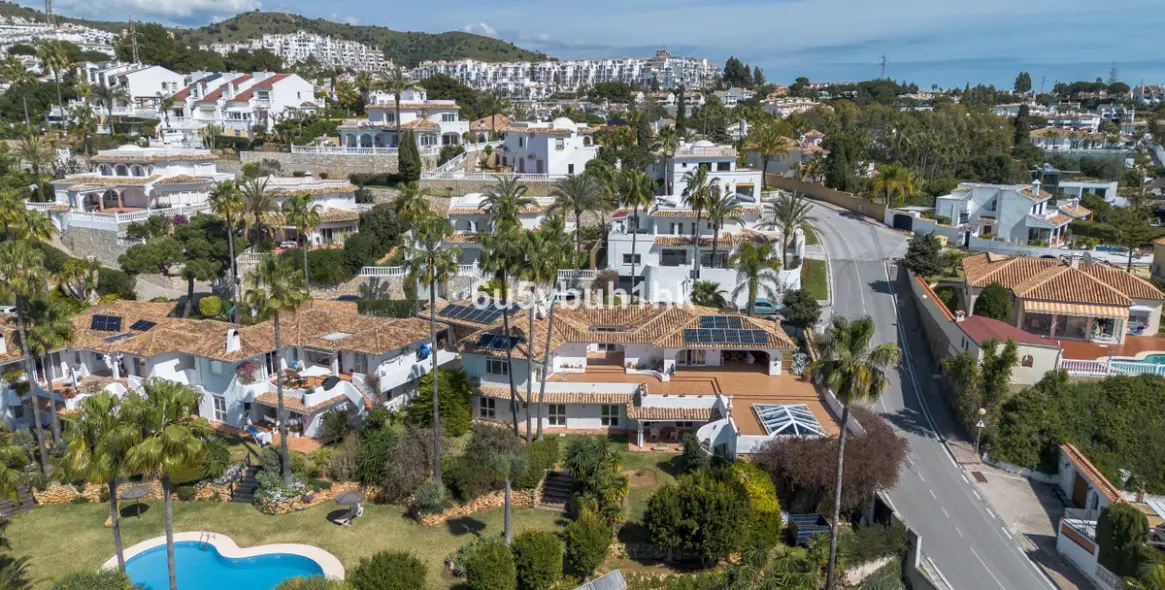 Sale of detached villa in Calahonda 35