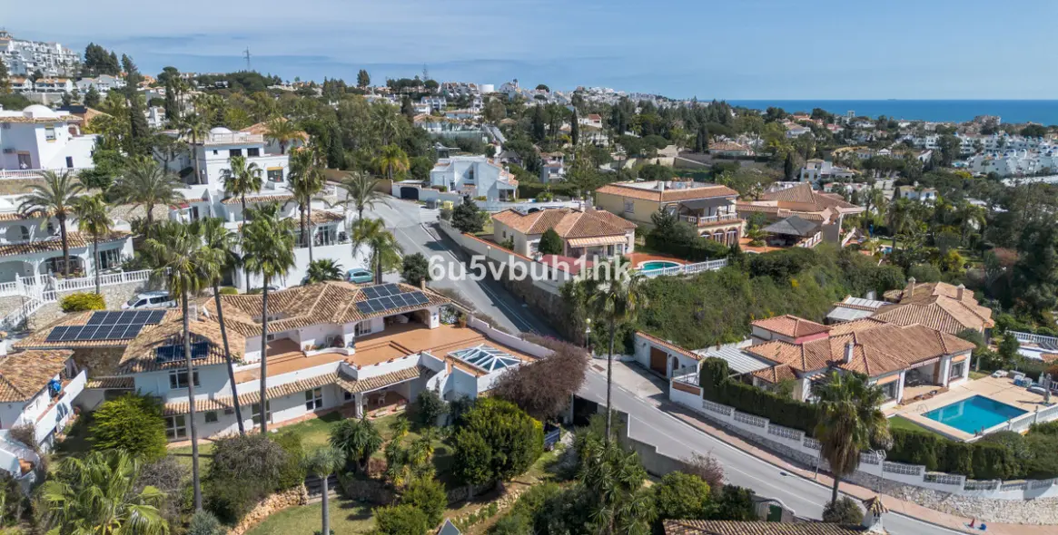 Sale of detached villa in Calahonda 36