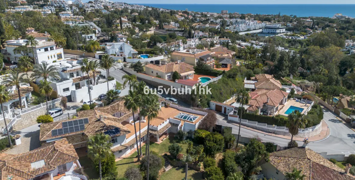 Sale of detached villa in Calahonda 37