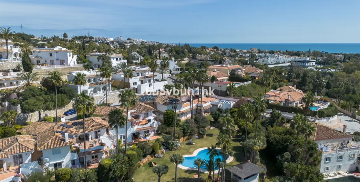 Sale of detached villa in Calahonda 38