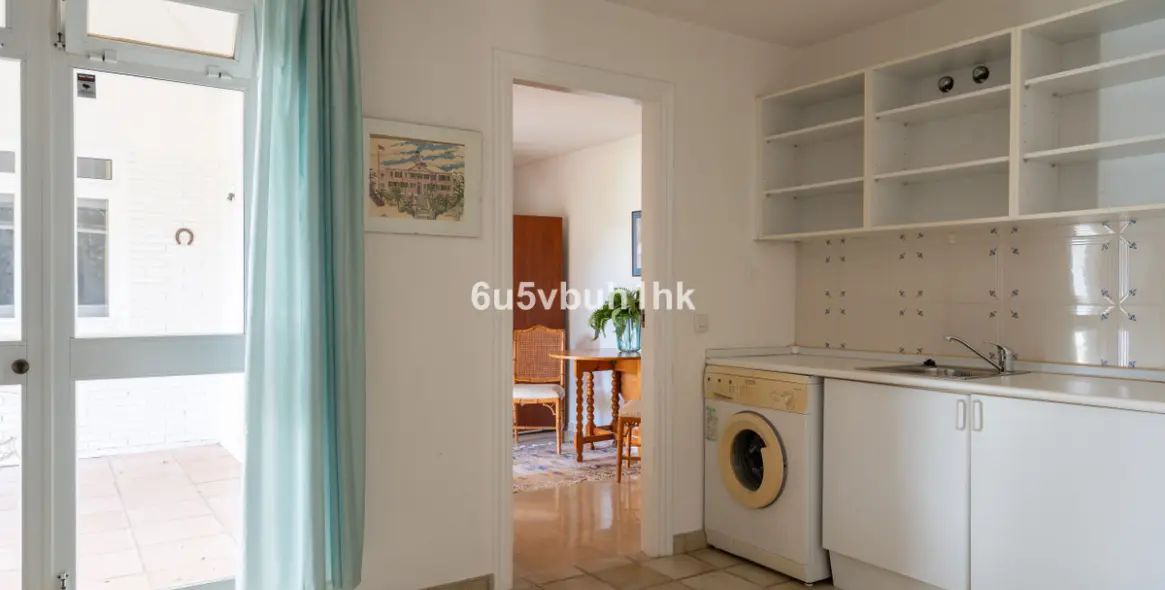 Sale of detached villa in Calahonda 45