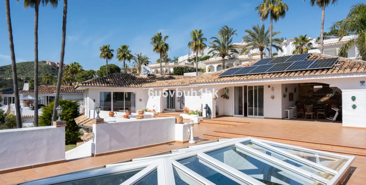 Sale of detached villa in Calahonda 50