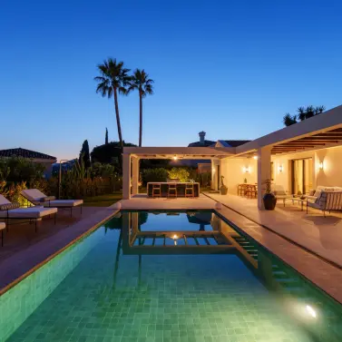 Venta de villa independiente en Nueva Andalucía