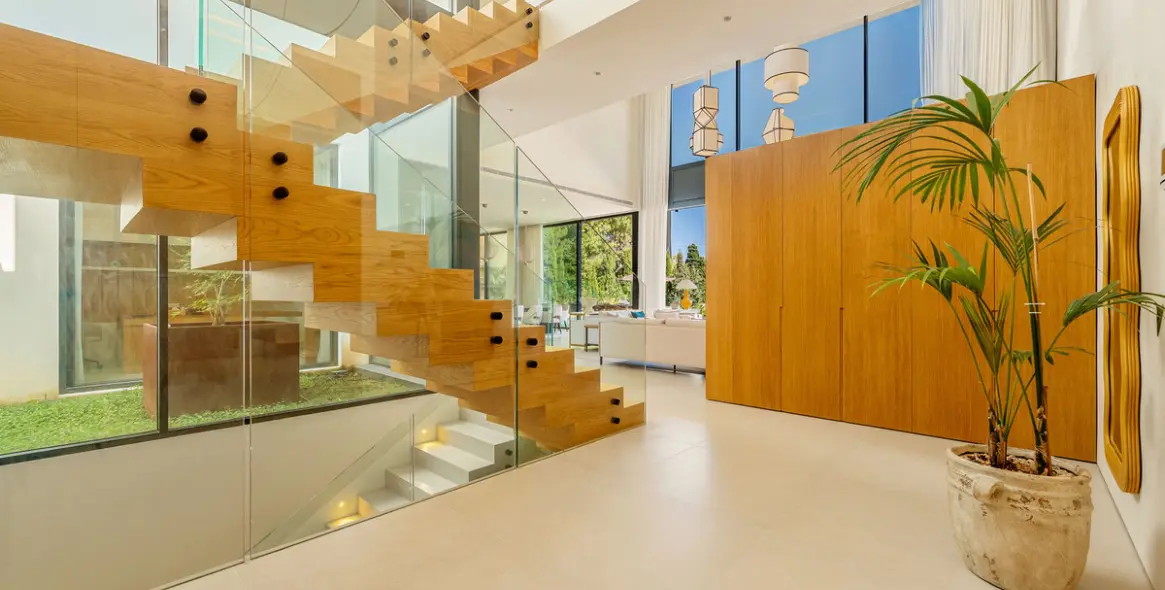 Sale of detached villa in Guadalmina Alta 24