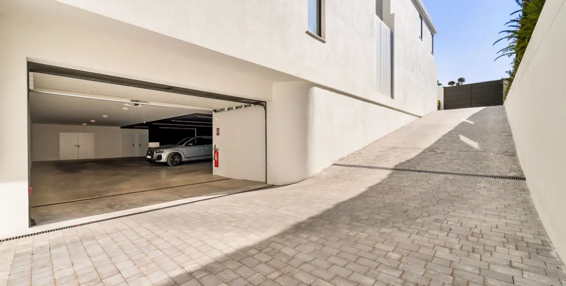 Sale of detached villa in Guadalmina Alta 32