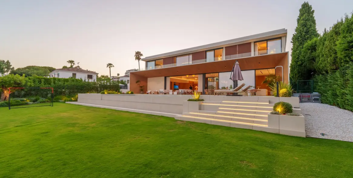 Sale of detached villa in Guadalmina Alta 37