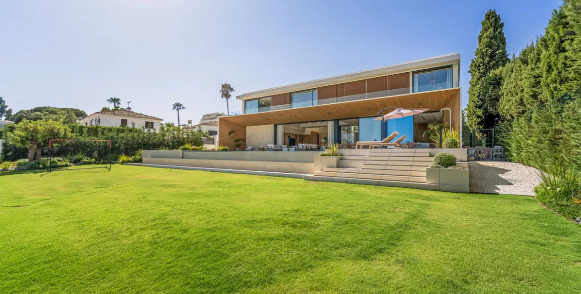 Sale of detached villa in Guadalmina Alta 47