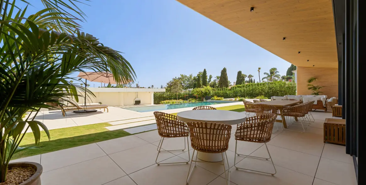 Sale of detached villa in Guadalmina Alta 54