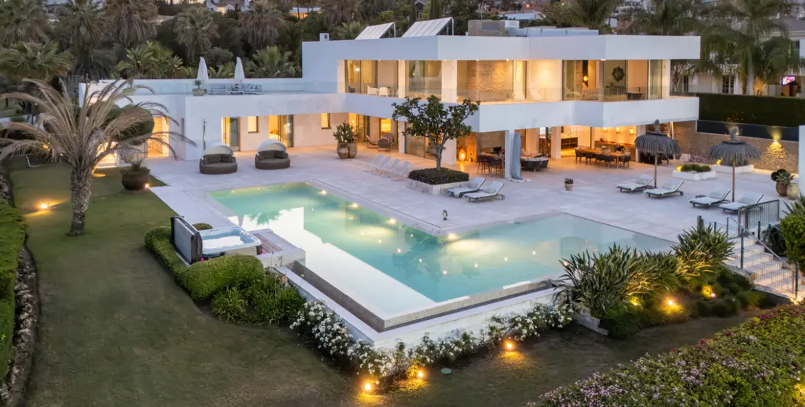 Venta de villa independiente en Nueva Andalucía 1