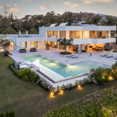 Venta de villa independiente en Nueva Andalucía