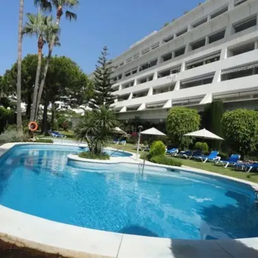 Долгосрочная аренда апартаментов на среднем этаже в Marbella