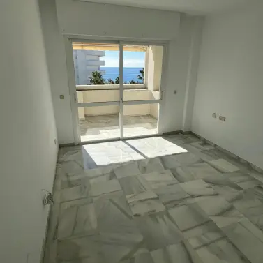 Долгосрочная аренда апартаментов на среднем этаже в Marbella