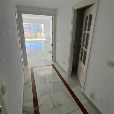 Долгосрочная аренда апартаментов на среднем этаже в Marbella