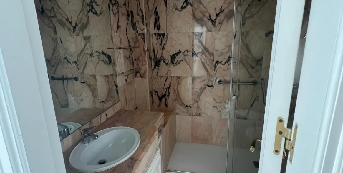 Долгосрочная аренда апартаментов на среднем этаже в Marbella 11