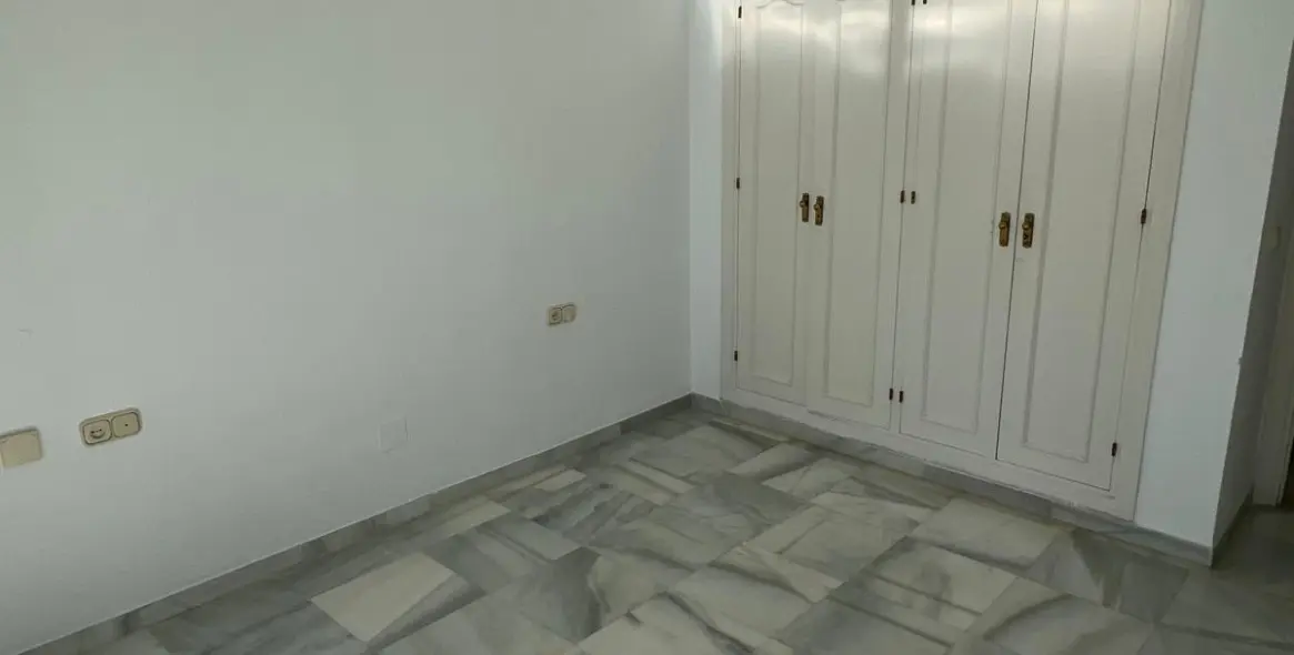 Долгосрочная аренда апартаментов на среднем этаже в Marbella 38