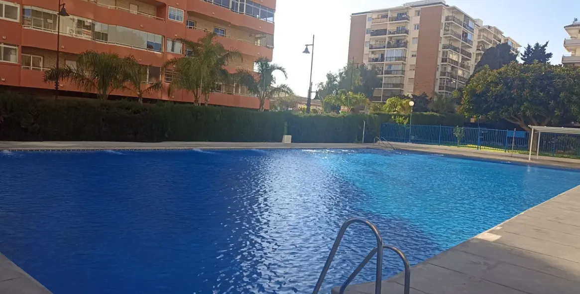 Sale of middle floor apartment in Fuengirola 1