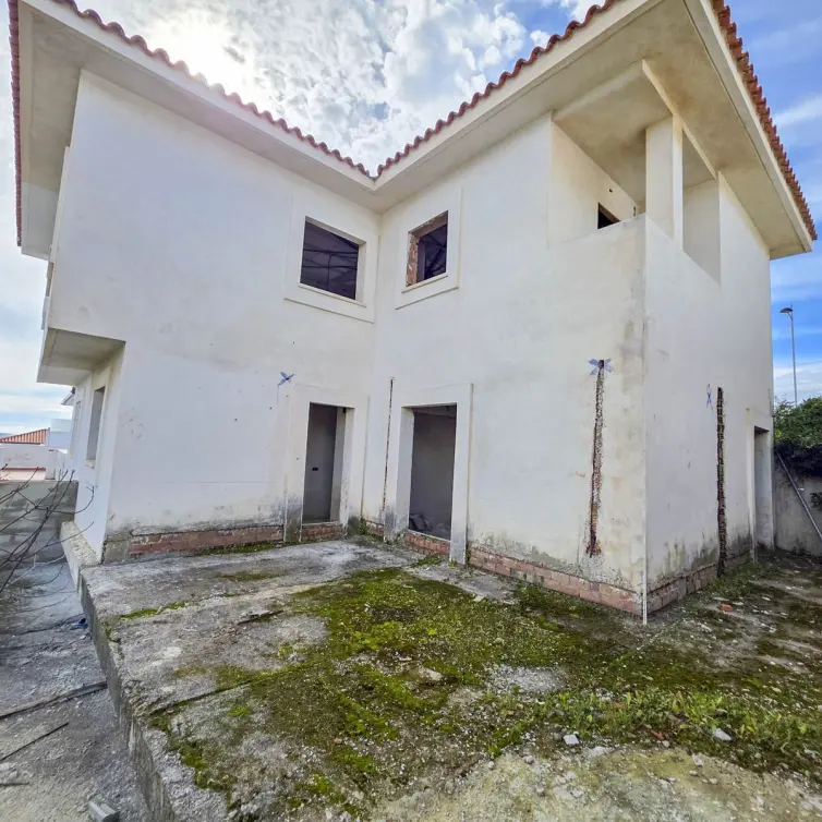 Sale of semi-detached house in La Duquesa