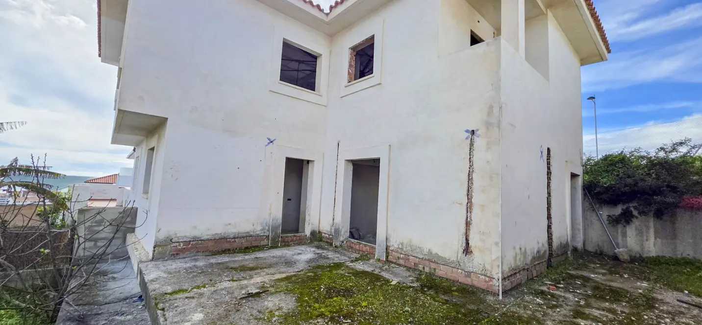 Sale of semi-detached house in La Duquesa 3