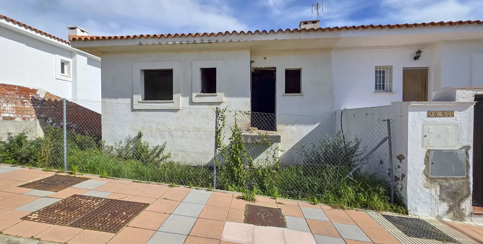 Sale of semi-detached house in La Duquesa 7