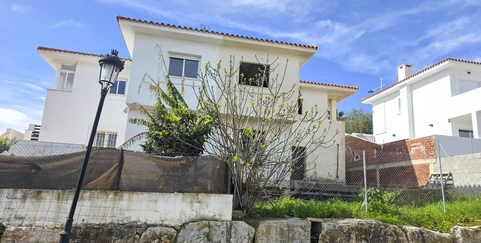 Sale of semi-detached house in La Duquesa 16