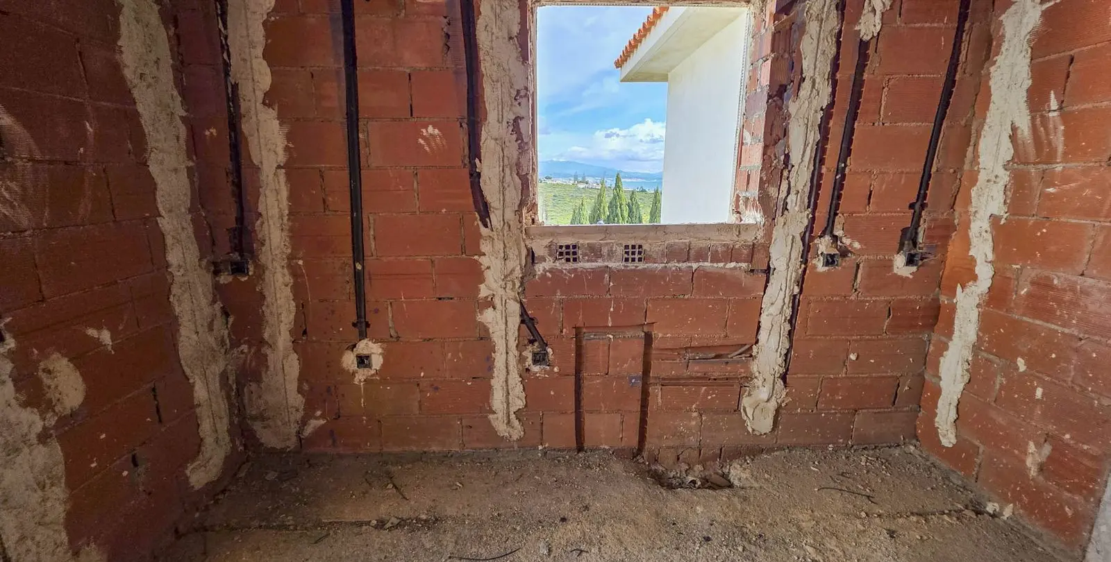 Sale of semi-detached house in La Duquesa 22