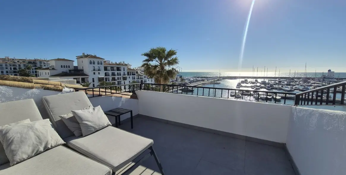 Sale of penthouse duplex in La Duquesa 4