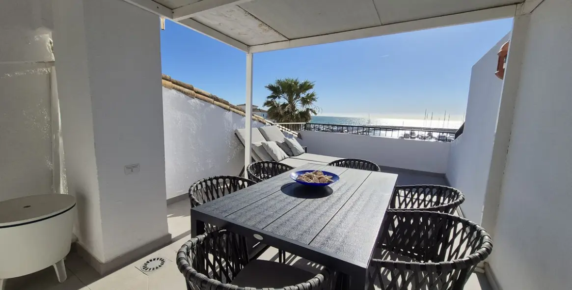 Sale of penthouse duplex in La Duquesa 5