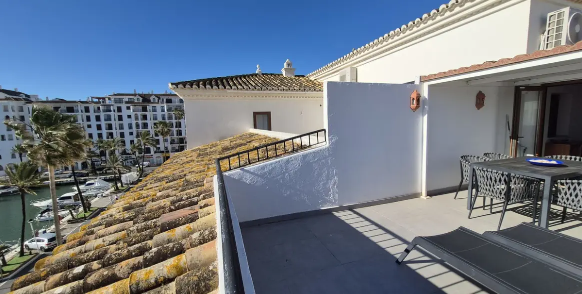 Sale of penthouse duplex in La Duquesa 7