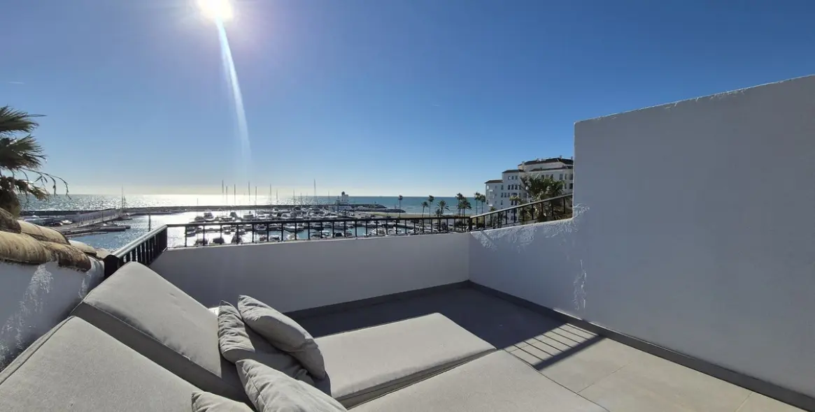 Sale of penthouse duplex in La Duquesa 8