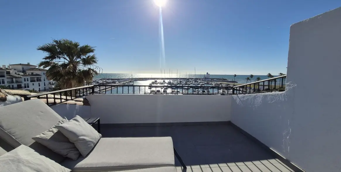 Sale of penthouse duplex in La Duquesa 9