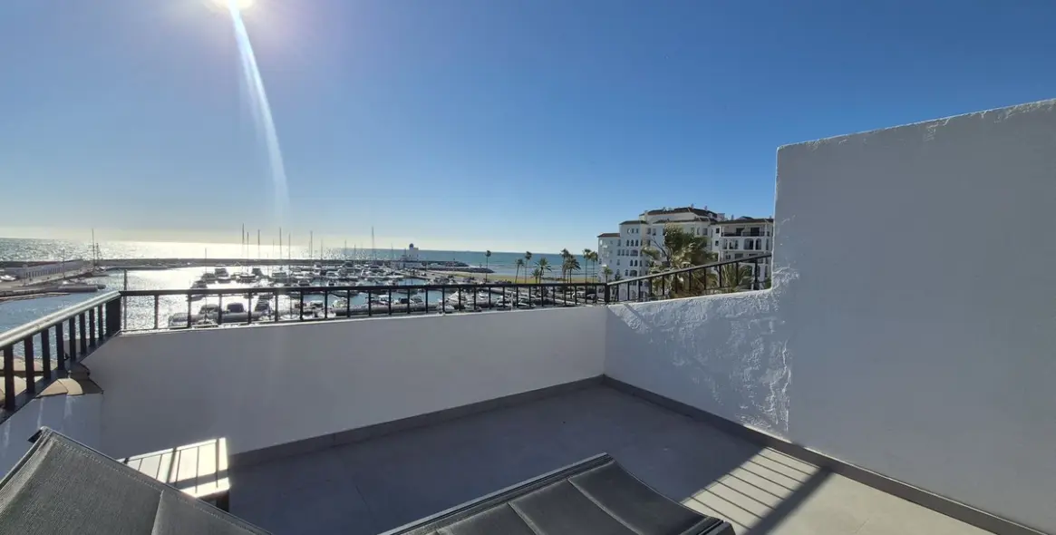 Sale of penthouse duplex in La Duquesa 10
