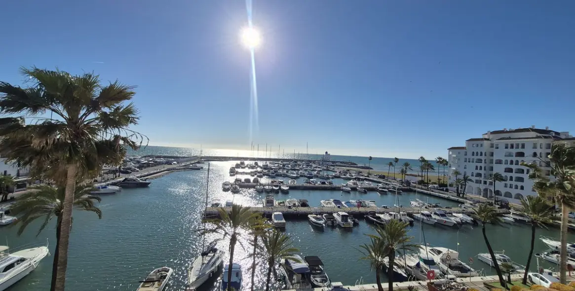 Sale of penthouse duplex in La Duquesa 14