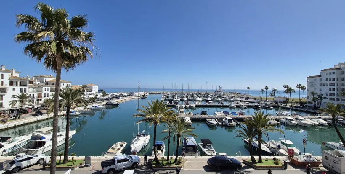 Sale of penthouse duplex in La Duquesa 16