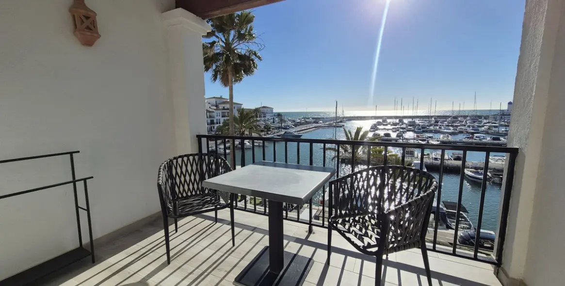 Sale of penthouse duplex in La Duquesa 17