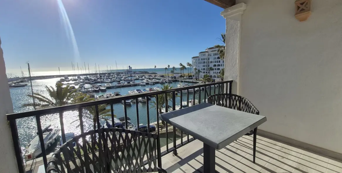 Sale of penthouse duplex in La Duquesa 18