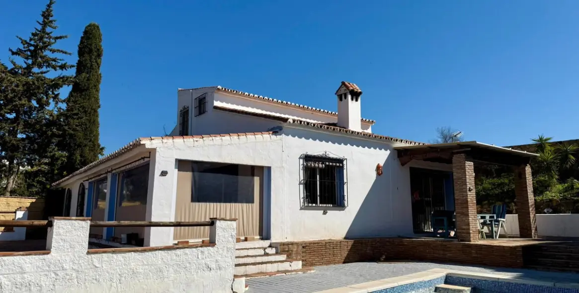 Sale of detached villa in Estepona 1