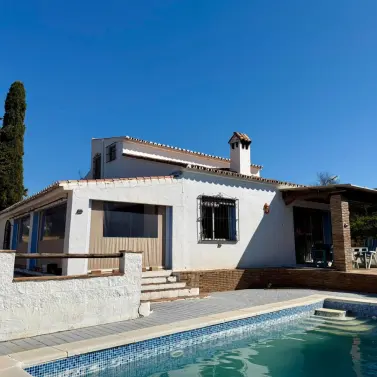 Sale of detached villa in Estepona