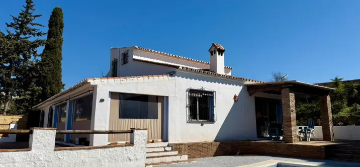 Sale of detached villa in Estepona 0