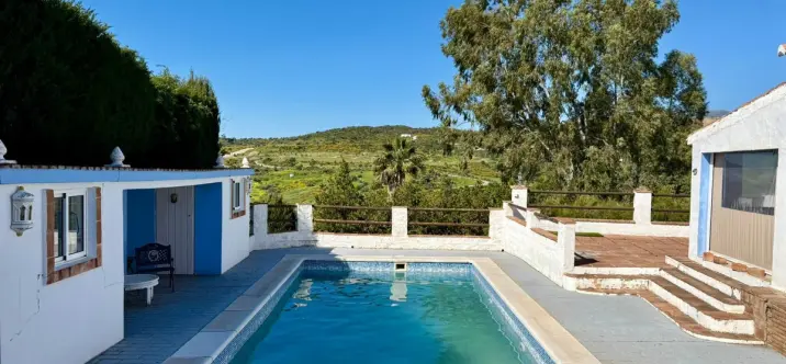 Sale of detached villa in Estepona 2