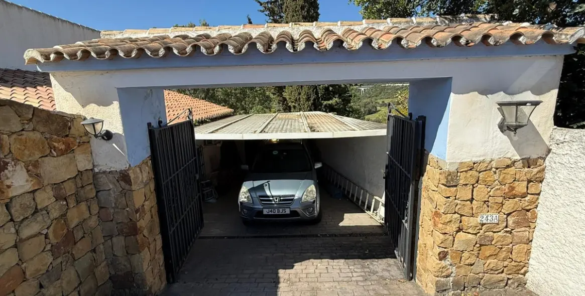 Sale of detached villa in Estepona 5