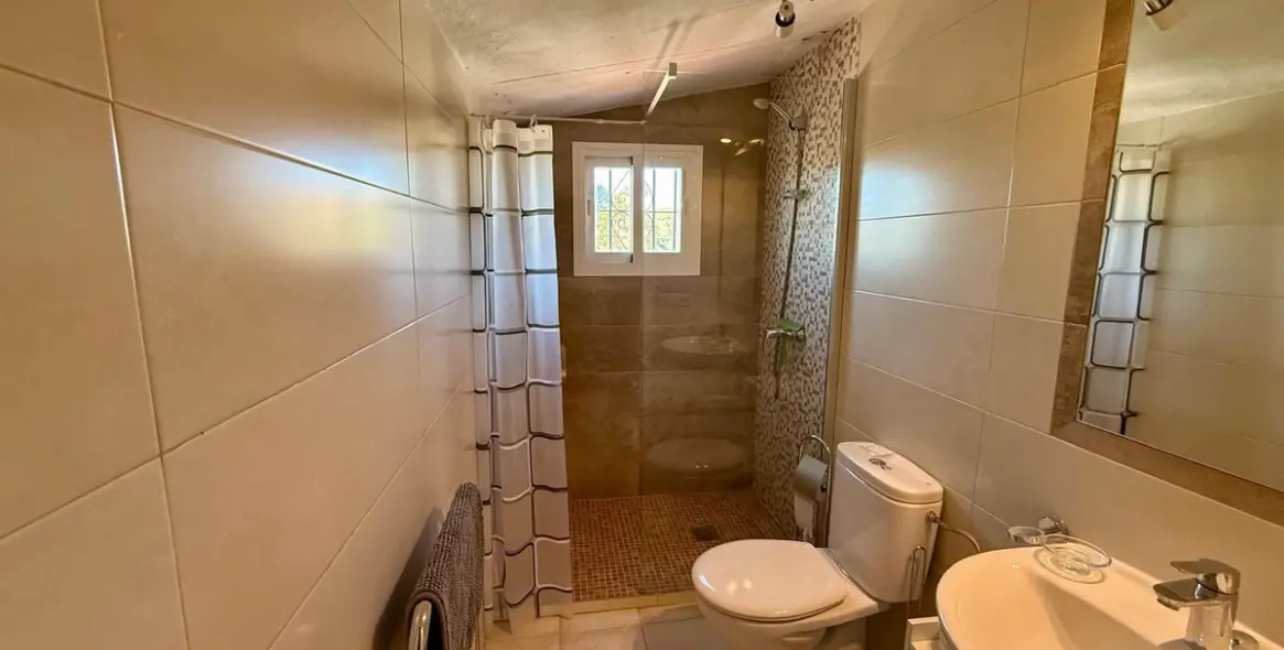 Sale of detached villa in Estepona 17