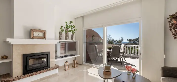 Sale of penthouse in Estepona 2