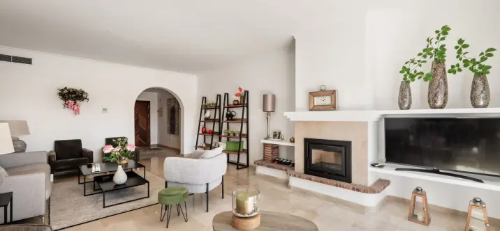 Sale of penthouse in Estepona 3