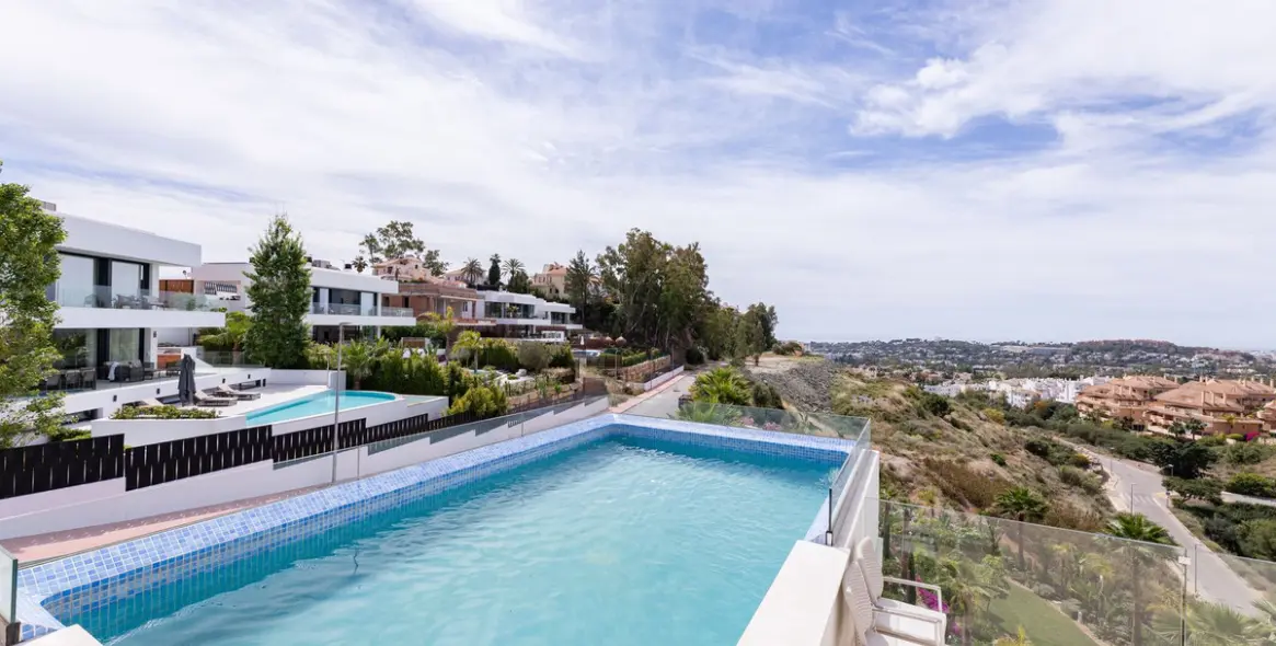 Venta de apartamento en planta media en Nueva Andalucía 1