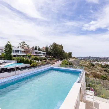 Продажа апартаментов на среднем этаже в Nueva Andalucía